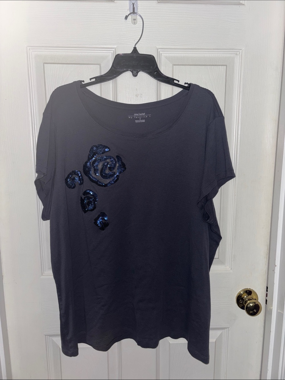 Daisy Fuentes Gray T/Blue Flower Embellishments!